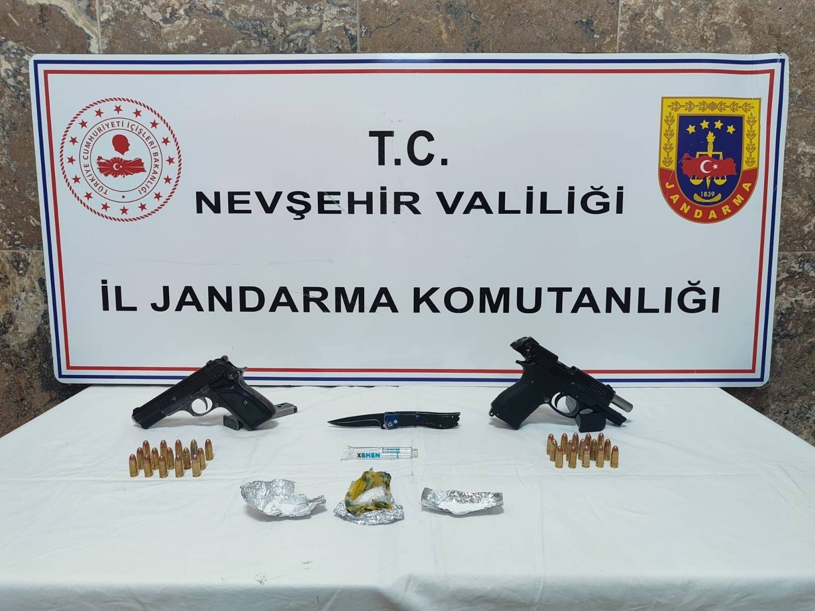 Nevşehir’de Jandarmadan Operasyon: Aranan 2 Şahıs Yakalandı, Silah ve Uyuşturucu Ele Geçirildi